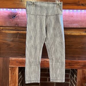 Lululemon wens size 8 leggings, silver and grey pattern.